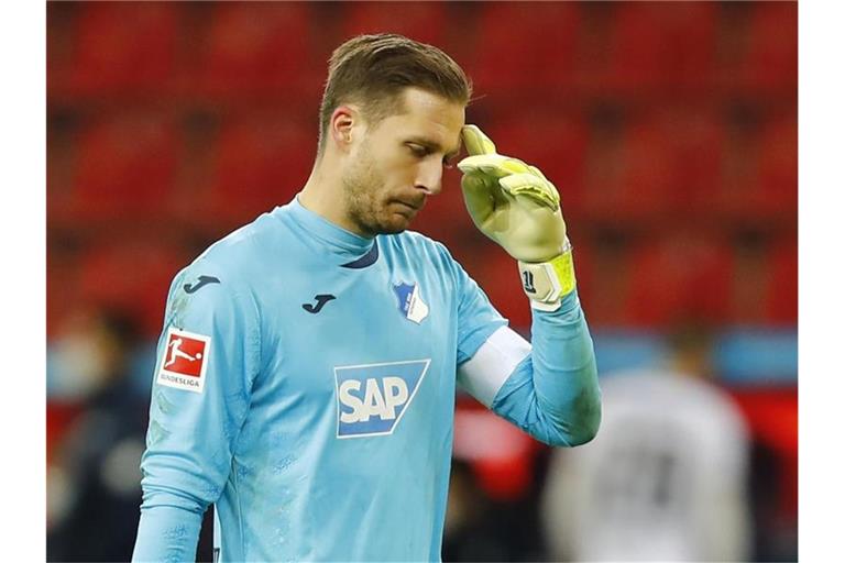 Hoffenheims Torhüter Oliver Baumann fasst sich an die Stirn. Foto: Thilo Schmuelgen/Reuters/Pool/dpa