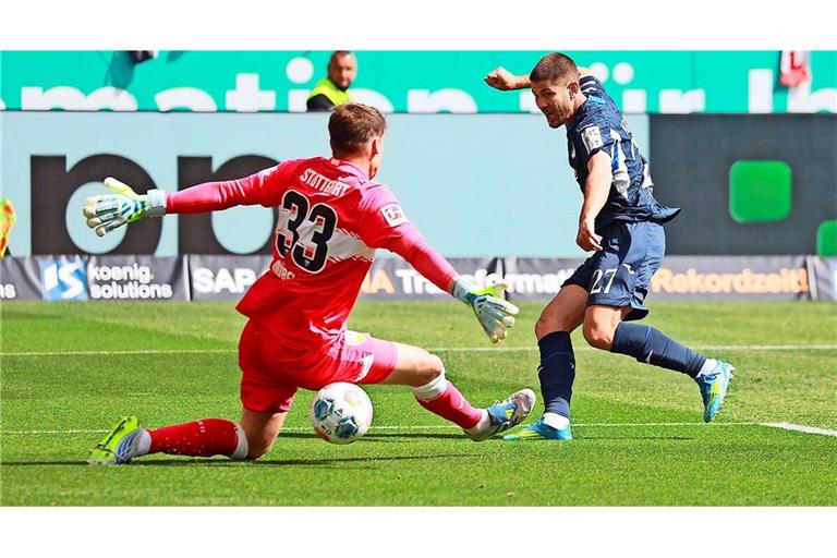 Hoffenheims Torjäger Andrej Kramaric erzielt das frühe 1:0 gegen den VfB in der 7. Spielminute. Stuttgarts Schlussmann Alexander Nübel ist machtlos.