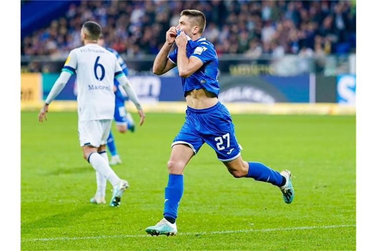 Hoffenheims Torschütze Andrej Kramaric jubelt über ein Tor. Foto: Uwe Anspach/dpa/Archivbild