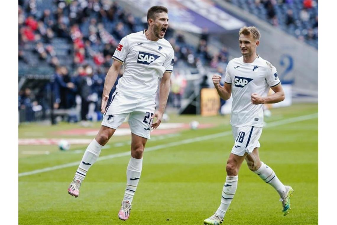 Hoffenheims Torschütze Andrej Kramaric (l) feiert sein Tor im Spiel gegen Eintracht Frankfurt. Foto: Uwe Anspach/dpa