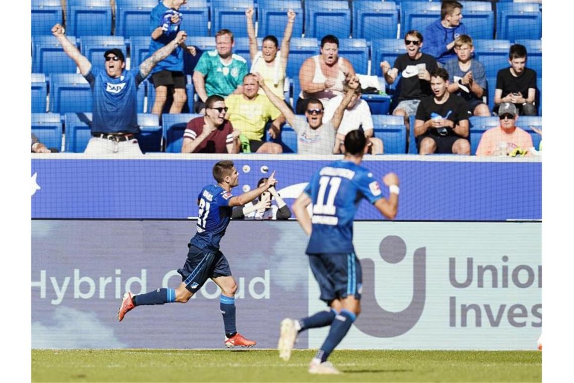 Hoffenheims Torschütze Andrej Kramaric (l) jubelt über das Tor zum 1:1. Foto: Uwe Anspach/dpa