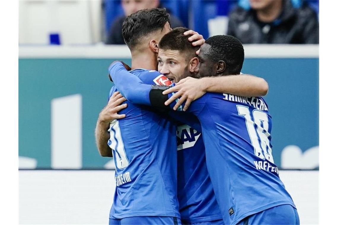 Hoffenheim gelingt 4:1-Coup gegen FC Bayern Hoffenheims Torschütze Andrej Kramaric (M) jubelt mit Hoffenheims Munas Dabbur (l) und Hoffenheims Diadie Samassekou. Foto: Uwe Anspach/dpa