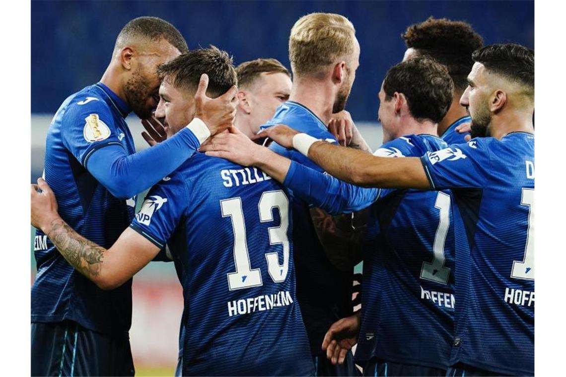 Hoffenheim ändert Regeln: „2G-Optionsmodell“ ab November Hoffenheims Torschütze Angelo Stiller (2.v.l.) jubelt mit Mannschaftskollegen über ein Tor. Foto: Uwe Anspach/dpa