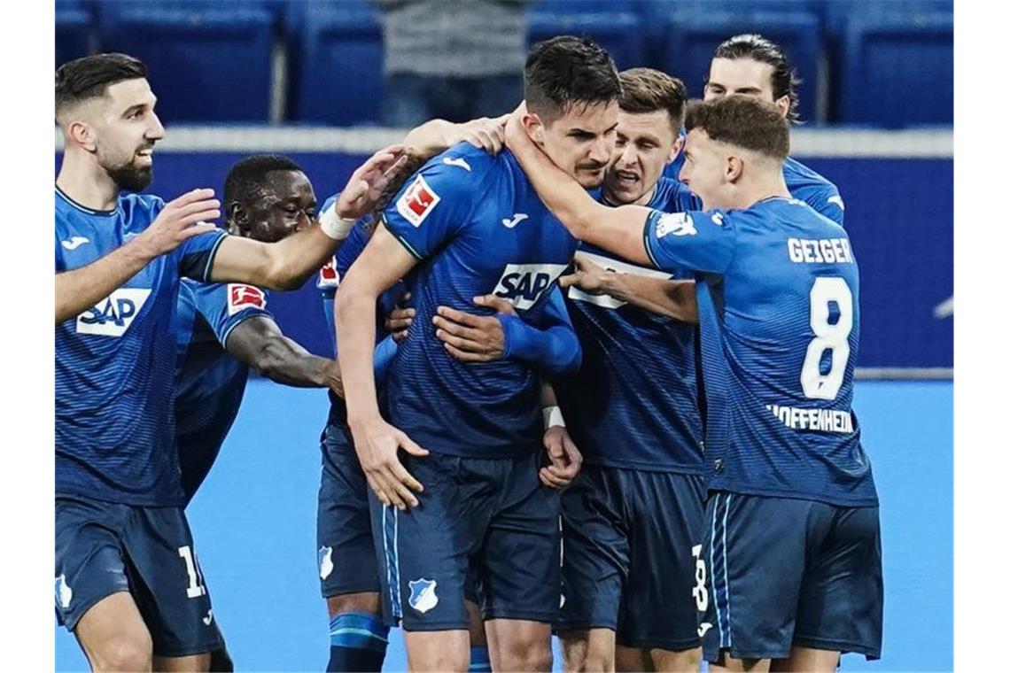 Hoffenheim feiert Hübner und beendet Krise gegen Bielefeld Hoffenheims Torschütze Benjamin Hübner (M) wird von seinen Mitspielern für sein Tor zum 1:0 gefeiert. Foto: Uwe Anspach/dpa