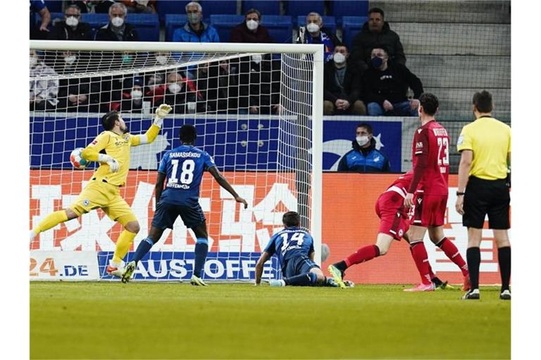 Hoffenheims Torschütze Benjamin Hübner (r) köpft das 1:0. Foto: Uwe Anspach/dpa