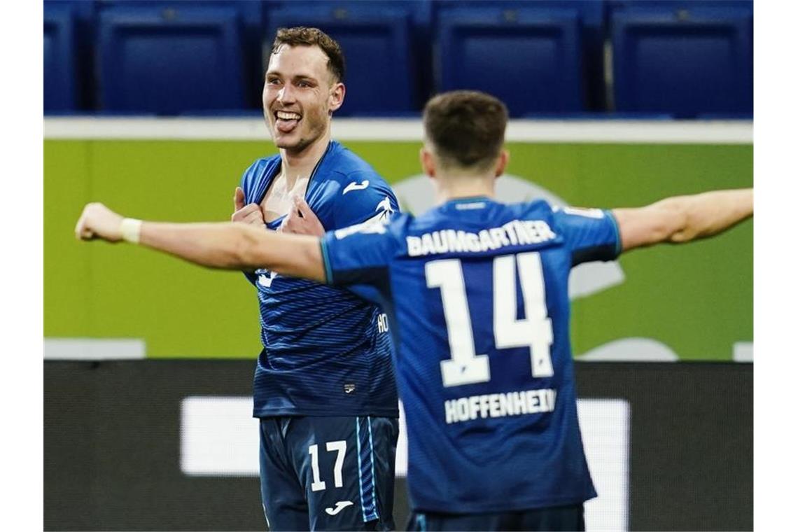 Hoffenheims Torschütze David Raum (l) jubelt mit Christoph Baumgartner über das Tor zum 3:1 gegen Augsburg. Foto: Uwe Anspach/dpa