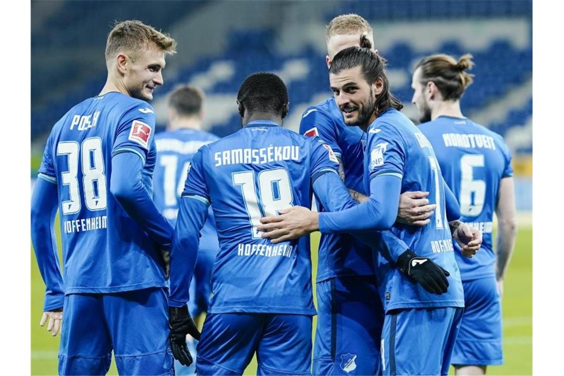 Erster Hoffenheim-Sieg seit über zwei Monaten Hoffenheims Torschütze Florian Grillitsch (2.v.r.) jubelt mit Mannschaftskollegen über sein Tor zum 2:1 gegen den FC Augsburg. Foto: Uwe Anspach/dpa