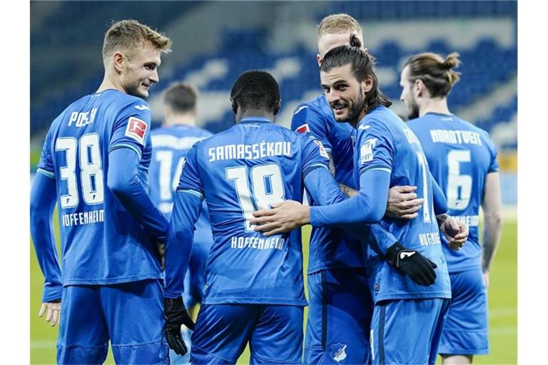 Hoffenheims Torschütze Florian Grillitsch (2.v.r.) jubelt mit Mannschaftskollegen über sein Tor zum 2:1 gegen den FC Augsburg. Foto: Uwe Anspach/dpa