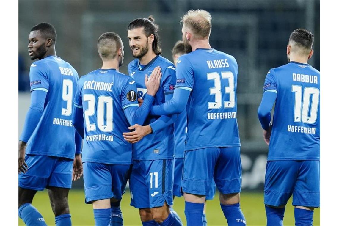 Hoffenheims Torschütze Florian Grillitsch (M) jubelt mit Mannschaftskollegen über das Tor zum 3:0. Foto: Uwe Anspach/dpa