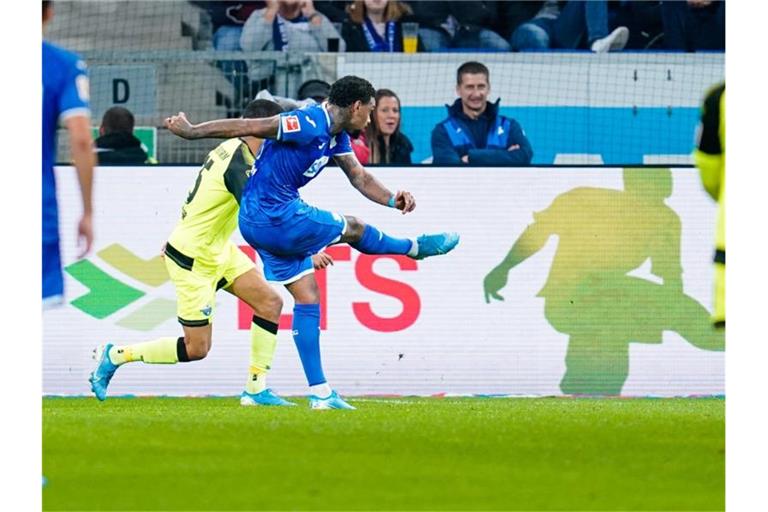 Hoffenheims Torschütze Jürgen Locadia (M.) schießt das Tor zum 3:0. Foto: Uwe Anspach/dpa