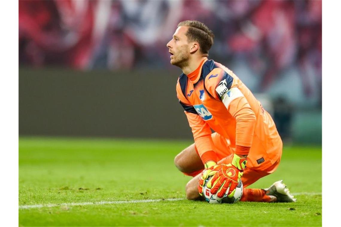 Hoffenheim will im Kampf um einen Europacup-Platz punkten Hoffenheims Torwart Oliver Baumann am Ball. Foto: Jan Woitas/zb/dpa/Archivbild
