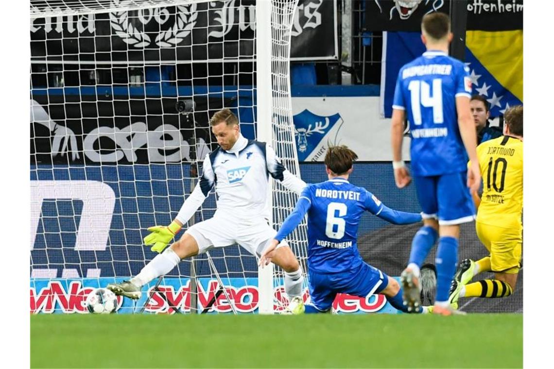 Hoffenheim: Torhüter Baumann mit Meniskusverletzung Hoffenheims Torwart Oliver Baumann (l.) in Aktion. Foto: Tom Weller/dpa/Archivbild