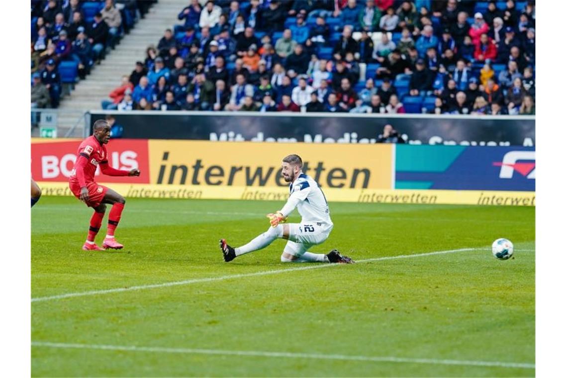 Hoffenheims Torwart Philipp Pentke (r.) in Aktion. Foto: Uwe Anspach/dpa