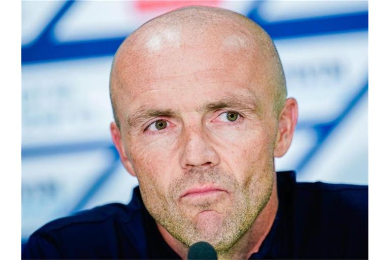 Hoffenheims Trainer Alfred Schreuder bei einer Pressekonferenz. Foto: Uwe Anspach/Archivbild