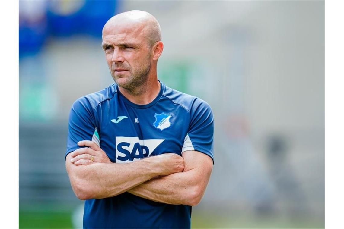 Hoffenheims Trainer Alfred Schreuder im Stadion. Foto: Uwe Anspach