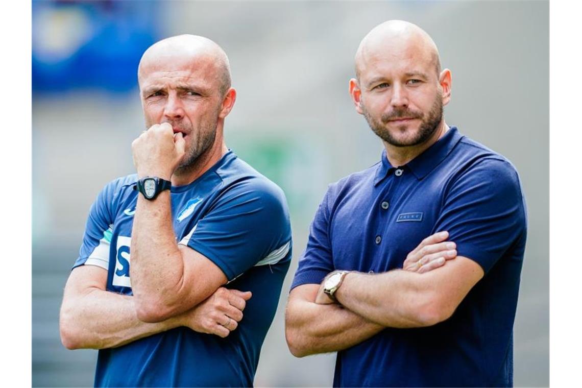 Hoffenheims Trainer Alfred Schreuder (l) und Alexander Rosen, Hoffenheims Sportchef. . Foto: Uwe Anspach/dpa