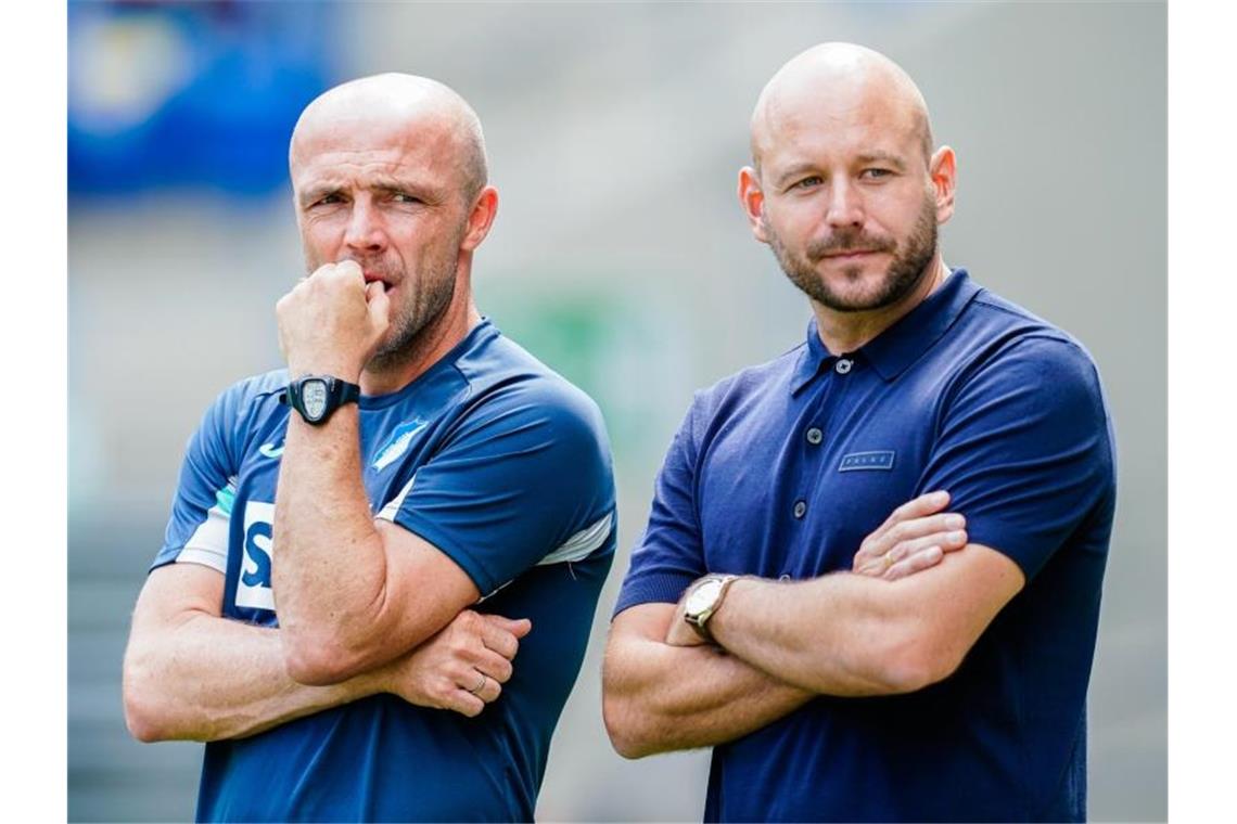 Hoffenheims Trainer Alfred Schreuder (l) und Alexander Rosen, Hoffenheims Direktor Profifussball. Foto: Uwe Anspach/dpa/Archivbild