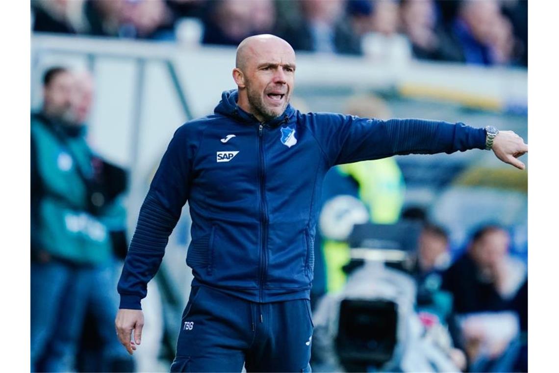 Hoffenheim in Mönchengladbach: Wieder ein Spitzenteam-Coup? Hoffenheims Trainer Alfred Schreuder steht am Spielfeldrand. Foto: Uwe Anspach/dpa/Archivbild