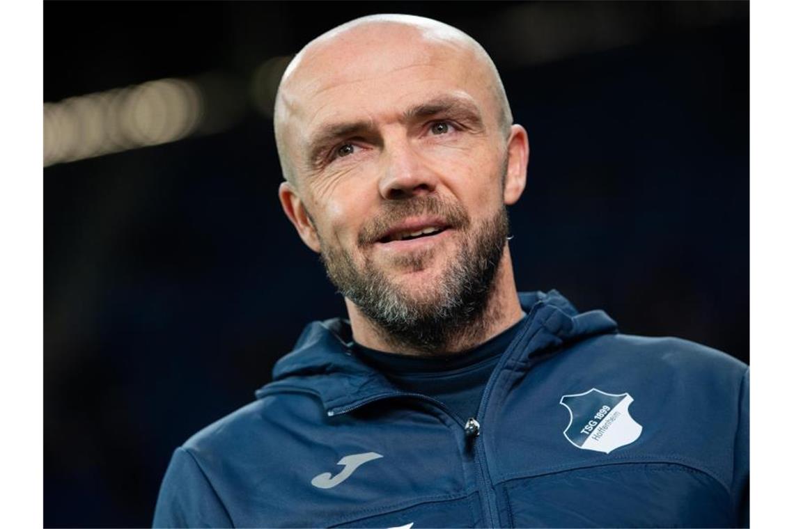 Hoffenheim bestreitet Testspiel gegen Rotterdam und Den Haag Hoffenheims Trainer Alfred Schreuder steht vor dem Spiel im Stadion. Foto: Tom Weller/dpa/Archiv