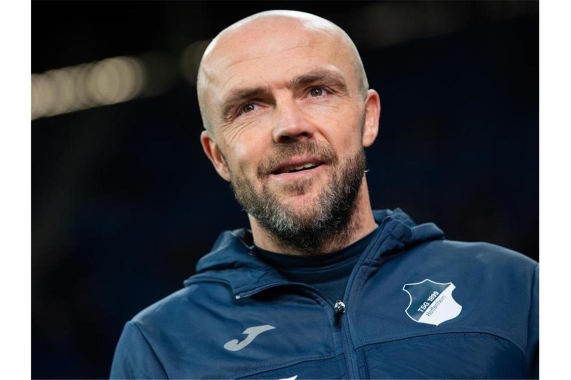 Hoffenheims Trainer Alfred Schreuder steht vor dem Spiel im Stadion. Foto: Tom Weller/dpa/Archiv