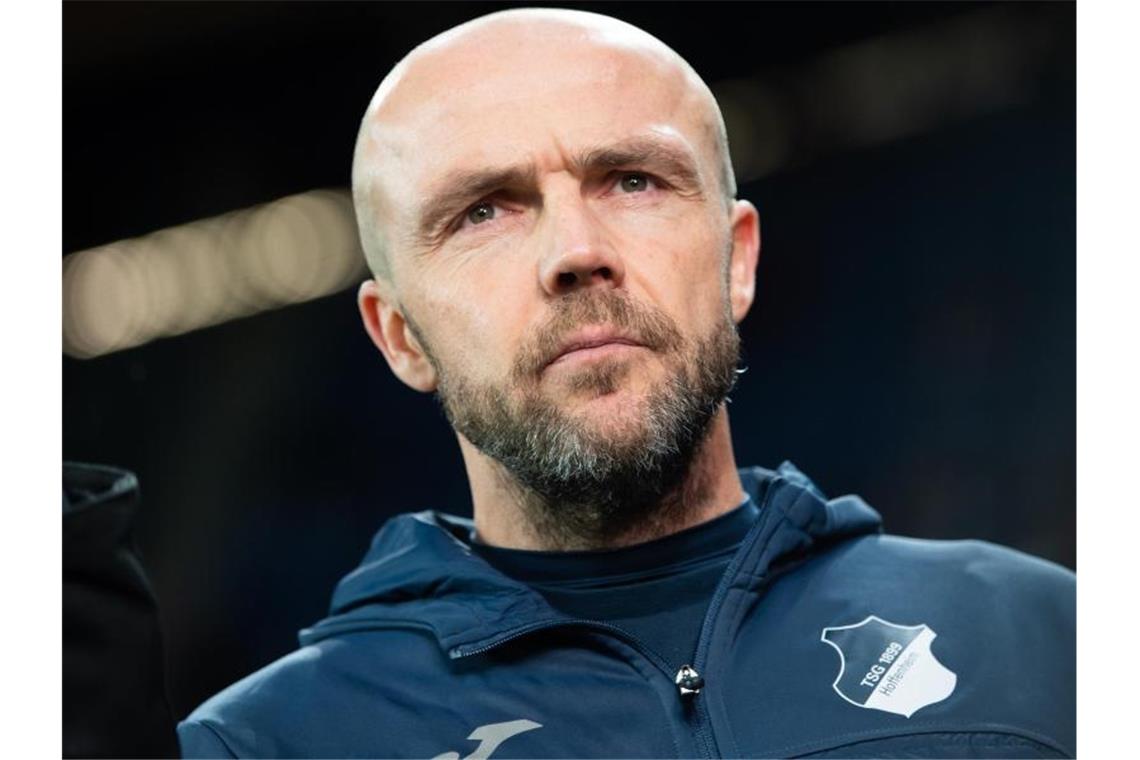 Hoffenheim ins Training gestartet: Erste Partie gegen Hertha Hoffenheims Trainer Alfred Schreuder steht vor dem Spiel im Stadion. Foto: Tom Weller/dpa