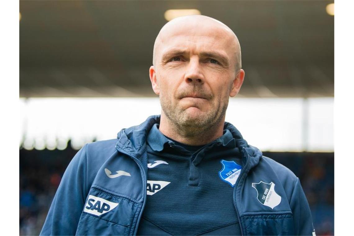 Noch zwei Siege für den Rekord: Nagelmanns Rechnung Hoffenheims Trainer Alfred Schreuder steht vor einem Spiel im Stadion. Foto: Tom Weller/dpa/Archivbild