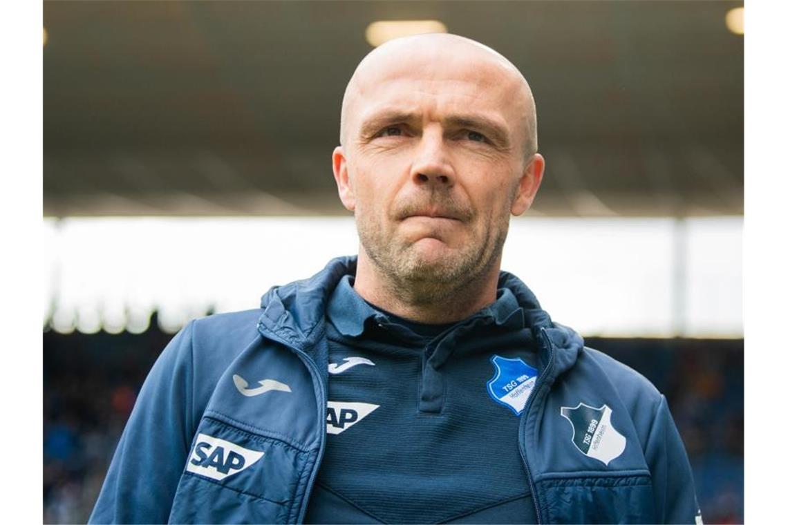 Hoffenheims Trainer Alfred Schreuder steht vor einem Spiel im Stadion. Foto: Tom Weller/dpa/Archivbild