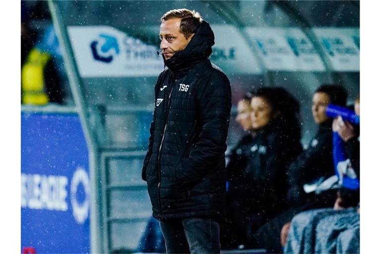 Hoffenheims Trainer Gabor Gallai steht am Spielfeld. Foto: Uwe Anspach/dpa/Archiv