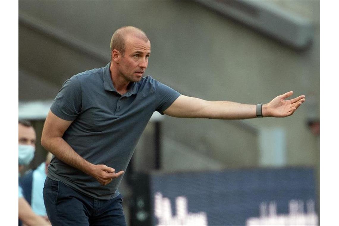 Hoffenheims Trainer Sebastian Hoeneß an der Seitenlinie. Foto: Federico Gambarini/dpa