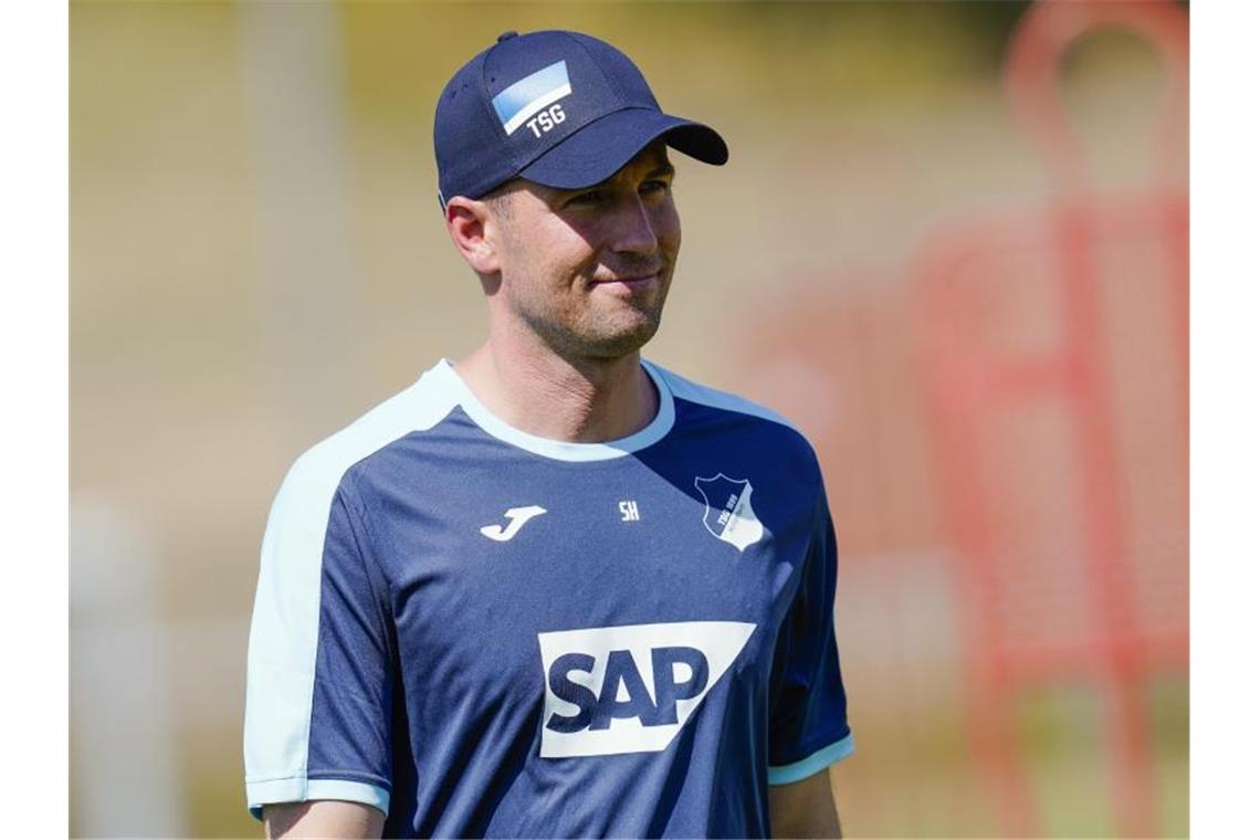 Hoffenheim gewinnt zweimal gegen Mainz Hoffenheims Trainer Sebastian Hoeneß geht über das Spielfeld. Foto: Uwe Anspach/dpa/Archivbild
