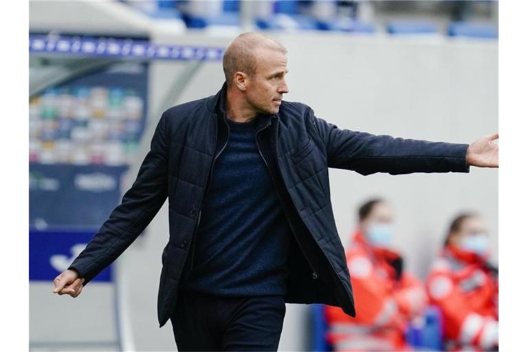 Hoffenheims Trainer Sebastian Hoeneß gestikuliert. Foto: Uwe Anspach/dpa/Archivbild