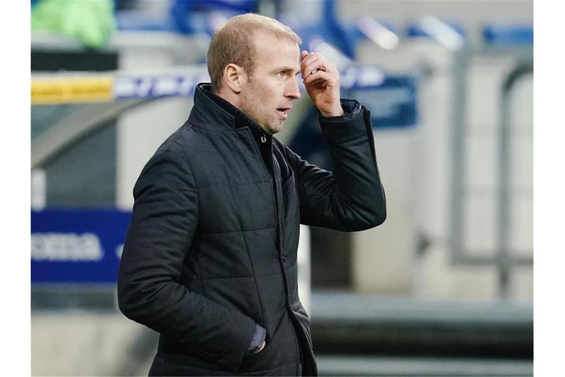 Rosen springt Hoeneß bei: Hoffenheim will Druck rausnehmen Hoffenheims Trainer Sebastian Hoeneß gestikuliert. Foto: Uwe Anspach/dpa