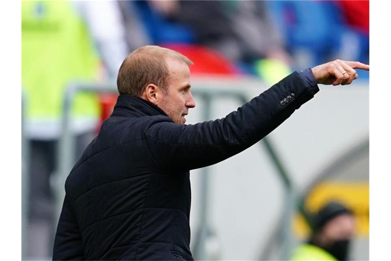 Hoffenheims Trainer Sebastian Hoeneß gestikuliert. Foto: Uwe Anspach/dpa/Archivbild