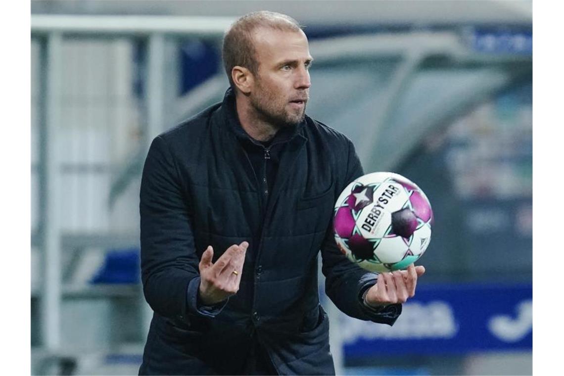 Hoffenheims Trainer Sebastian Hoeneß hält den Spielball in der Hand. Foto: Uwe Anspach/dpa/Archivbild