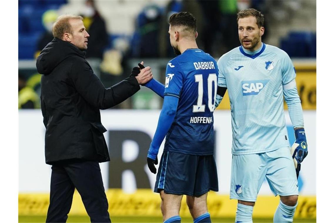 Hoffenheims Trainer Sebastian Hoeneß (l) spricht. Foto: Uwe Anspach/dpa