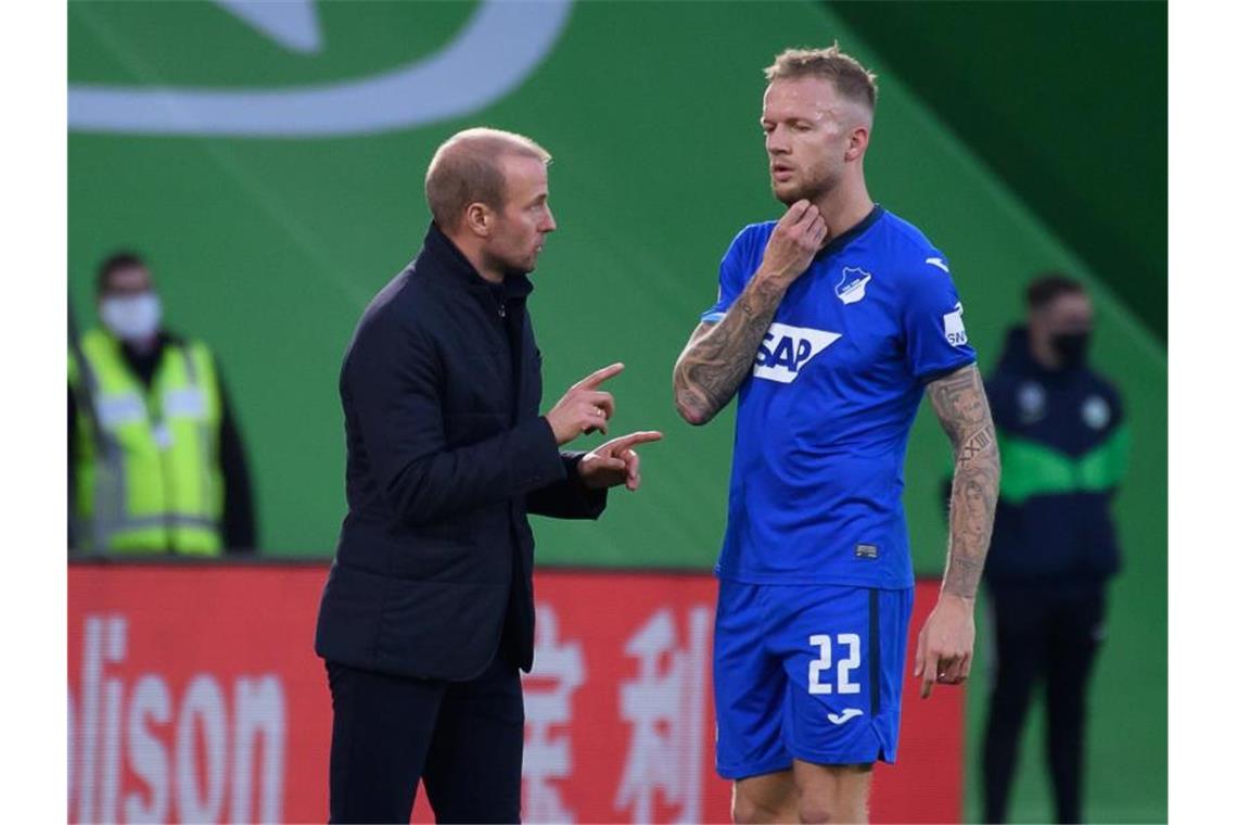 Hoffenheims Trainer Sebastian Hoeneß (l) spricht während einer Unterbrechung mit Hoffenheims Kevin Vogt. Foto: Swen Pförtner/dpa/Archiv