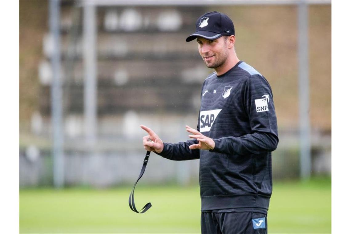 Trainingsstart der TSG 1899 Hoffenheim vor 200 Zuschauern Hoffenheims Trainer Sebastian Hoeneß leitet das erste öffentliche Training der TSG. Foto: Christoph Schmidt/dpa