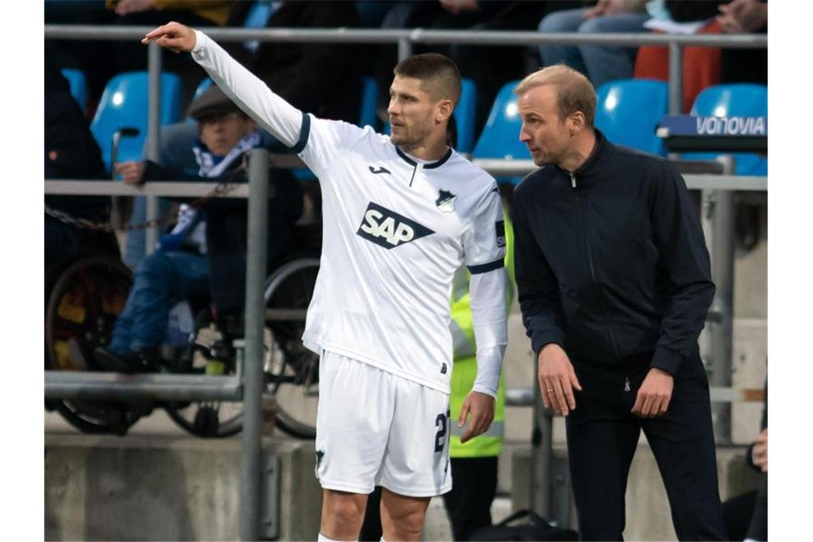 Ohne Kramaric? Hoffenheims Kampf gegen die Unbeständigkeit Hoffenheims Trainer Sebastian Hoeneß (r) im Gespräch mit Andrej Kramaric. Foto: Bernd Thissen/dpa