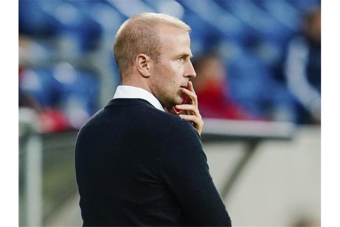 Abschluss des 6. Spieltags: Hoffenheim gegen Union Berlin Hoffenheims Trainer Sebastian Hoeneß steht am Spielfeldrand. Foto: Uwe Anspach/dpa/Archivbild