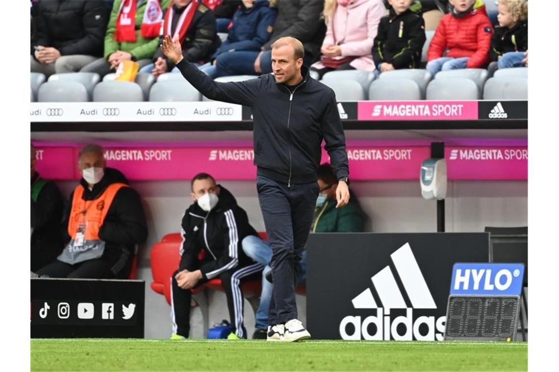 Nach 0:4 in München: Hoeneß tauscht fünf Spieler aus Hoffenheims Trainer Sebastian Hoeneß steht am Spielfeldrand. Foto: Sven Hoppe/dpa/Archivbild