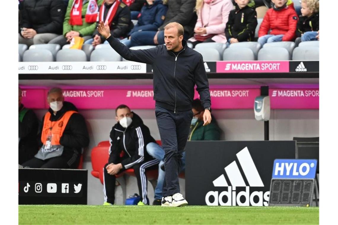 Hoffenheims Trainer Sebastian Hoeneß steht am Spielfeldrand. Foto: Sven Hoppe/dpa/Archivbild