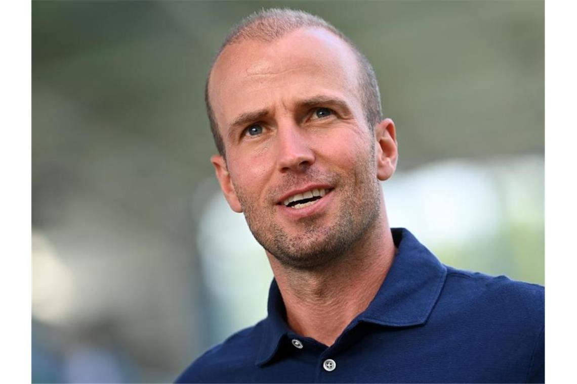 Hoffenheims Trainer Sebastian Hoeneß steht vor Spielbeginn im Stadion. Foto: Hendrik Schmidt/dpa-Zentralbild/dpa/Archivbild