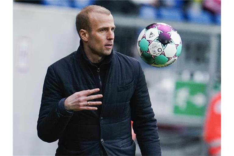 Hoffenheims Trainer Sebastian Hoeneß wirft den Spielball. Foto: Uwe Anspach/dpa/Archivbild