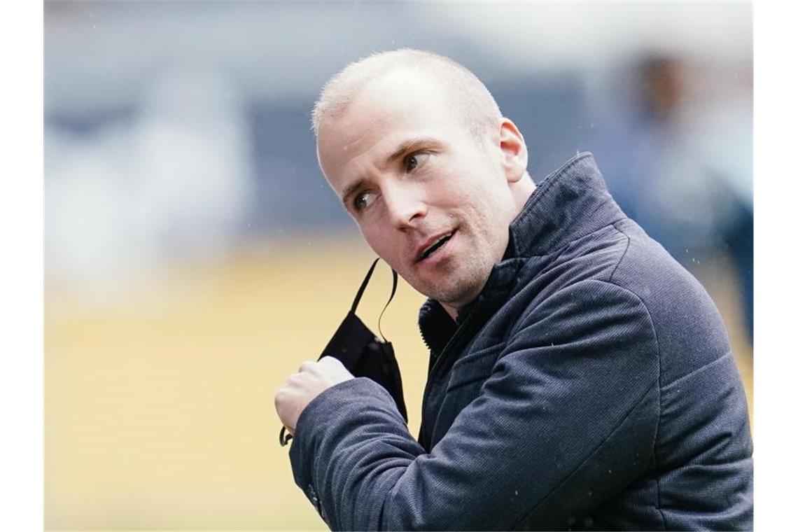 Hoffenheims Trainer Hoeneß geht von Kramaric-Verbleib aus Hoffenheims Trainer Sebastian Hoeneß zieht seinen Mund-Nasen-Schutz aus. Foto: Uwe Anspach/dpa