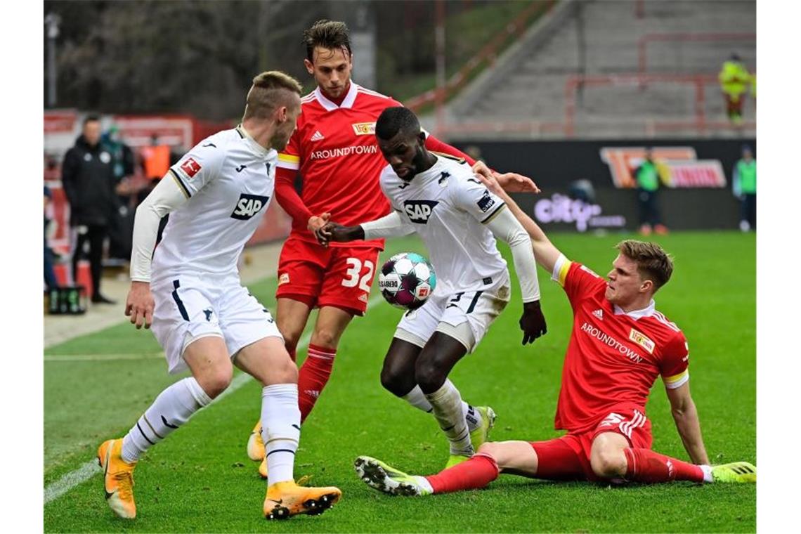 Hoffenheims Verteidiger Pavel Kaderabek (l-r), Union Berlins Stürmer Marcus Ingvartsen, Hoffenheims Stürmer Ihlas Bebou und Union Berlins Verteidiger Marvin Friedrich kämpfen um den Ball. Foto: Tobias Schwarz/AFP-POOL/dpa