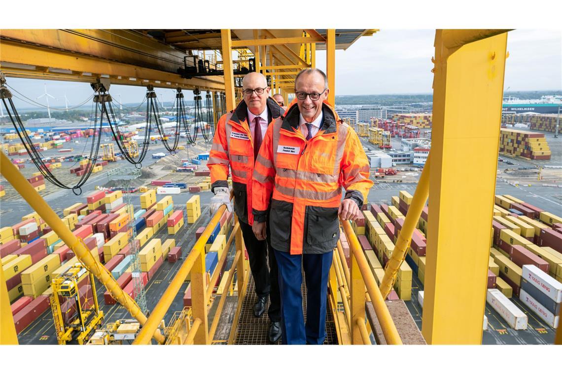 Hoffentlich schwindelfrei: Bundeskanzler Friedrich Merz und Bremens Bürgermeister Andreas Bovenschulte (SPD) stehen auf einer Containerbrücke im Überseehafen in Bremerhaven.