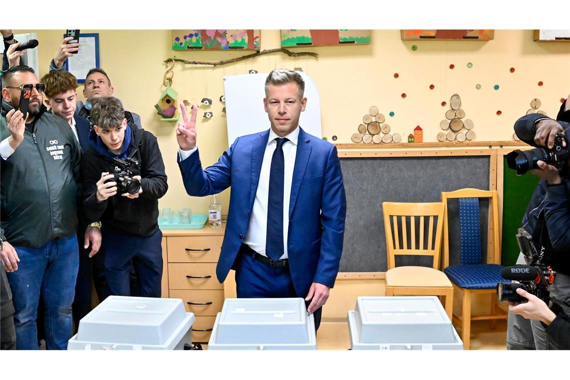Hofft auf den Wahlsieg: Peter Magyar, Vorsitzender der Oppositionspartei Tisza,  nach der Stimmabgabe in einem Wahllokal in Budapest.