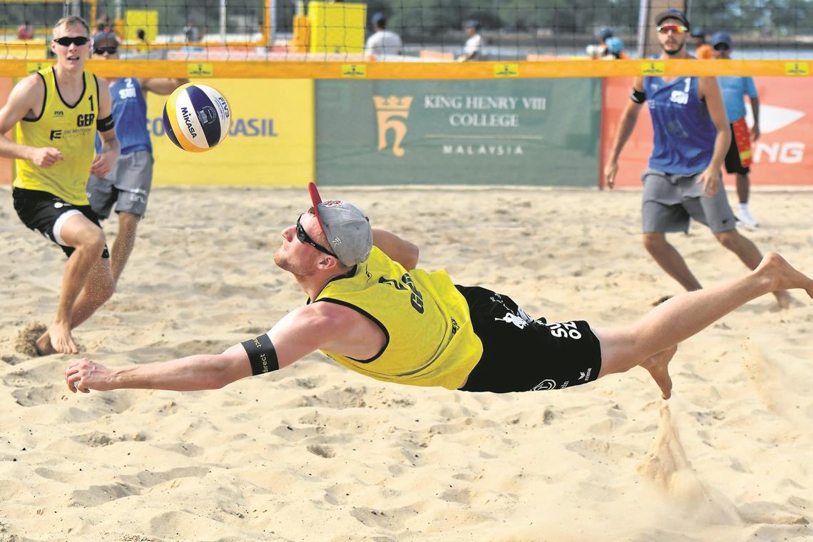 Hofft auf eine Wildcard, um bei der WM in Hamburg am Ball zu sein: Beachvolleyballer Yannick Harms, der mit Philipp Arne Bergmann ab Freitag in Münster im Einsatz ist.Foto: FIVB