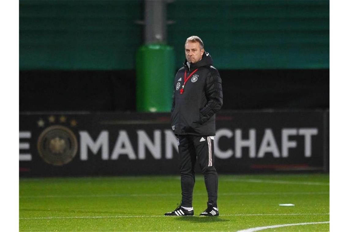 Tore nach Corona-Schreck: DFB-Team will Stimmungsaufheller Hofft auf viele Tore gegen Liechtenstein als Stimmungsaufheller: Bundestrainer Hansi Flick. Foto: Swen Pförtner/dpa