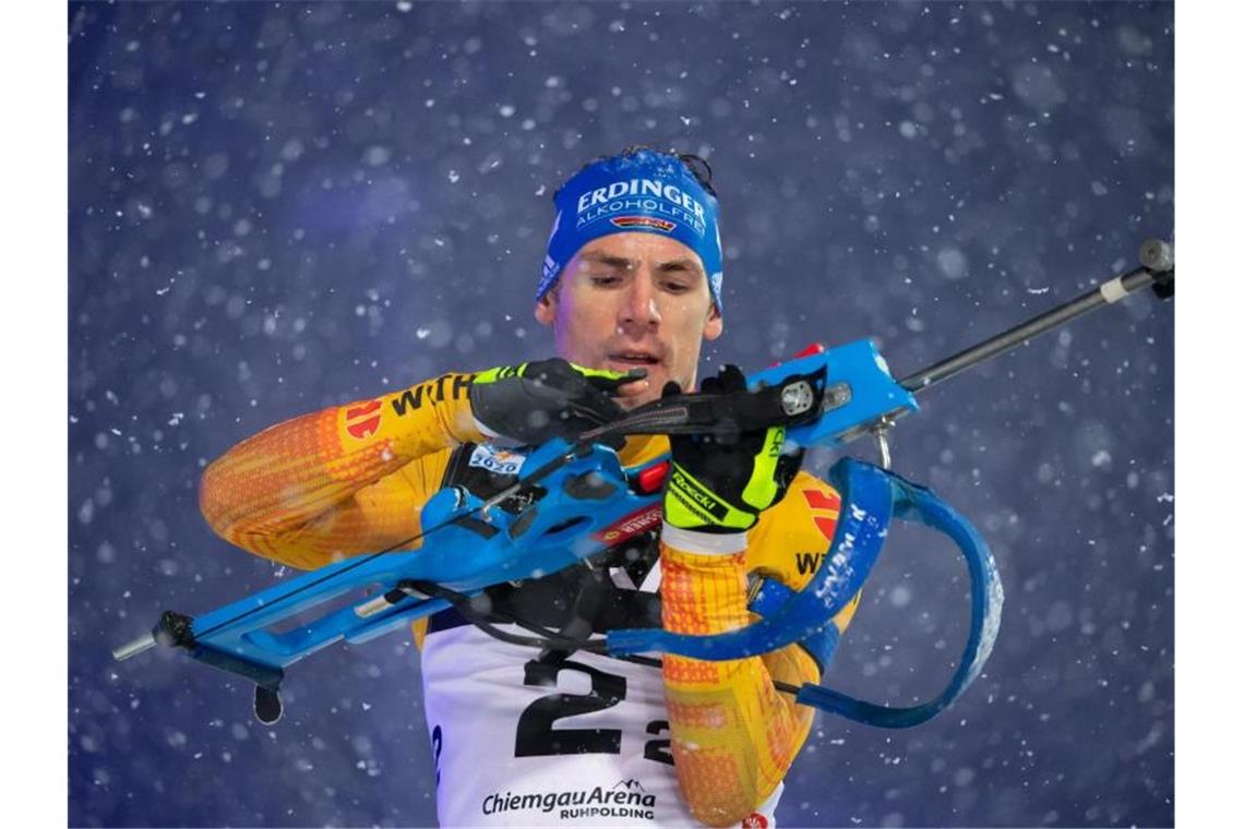 Schempp hofft auf Start beim Weltcup in Oberhof Hofft auf wieder bessere Zeiten: Simon Schempp in Aktion am Schießstand. Foto: Sven Hoppe/dpa
